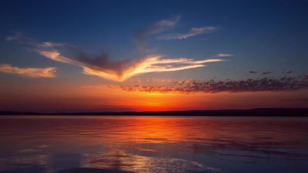 Colorido atardecer sobre el lago — Vídeos de Stock