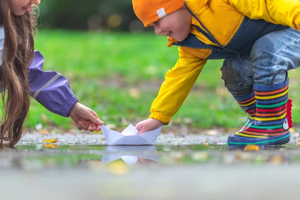 아이들 아이들 그리고 자연에서 가을에 보트와 고무장화 — 스톡 사진