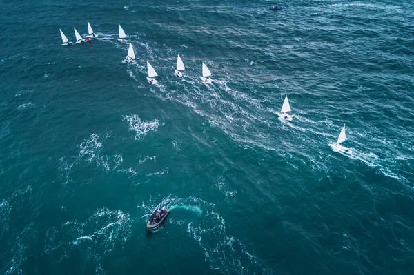 Regatta Segelschiffe Mit Weißen Segeln Auf Offener See Luftaufnahme Eines — Stockfoto