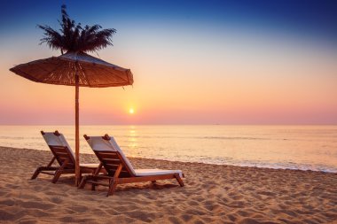 canlı sunrise tente ile güzel bir Kumsalı 