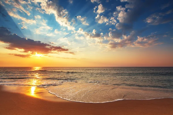 Schöne Wolkenlandschaft über dem Meer, Unterstrahl — Stockfoto