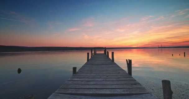 落日笼罩在海湖和古老的木制码头上 — 图库视频影像