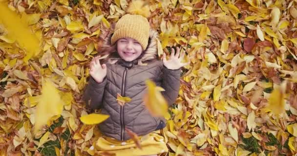 Herbstpark Und Glückliches Kleines Mädchen Beim Spielen Mit Umgestürzten Laubbäumen — Stockvideo
