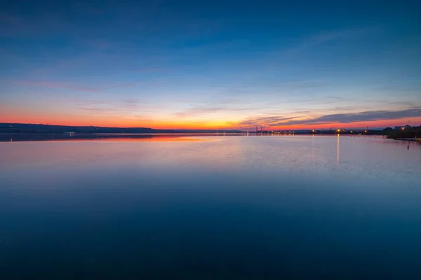 Прекрасний Хмарний Пейзаж Над Озером Захід Сонця — стокове фото