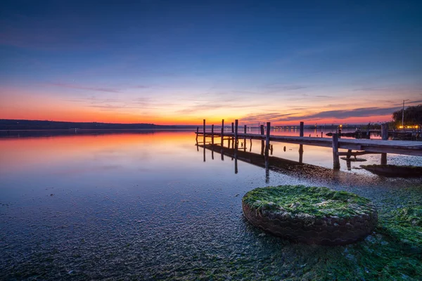 湖の小さなドックとボート 日没のショット — ストック写真