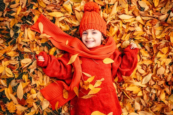 Menina Sorridente Brincando Com Folhas Outono Parque Sol — Fotografia de Stock