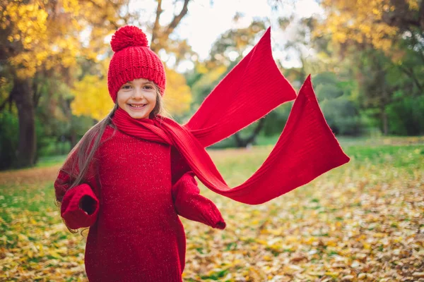 Höstpark Och Glad Liten Flicka Leker Med Röd Halsduk — Stockfoto