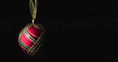 Siyah arka planda noel topu