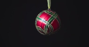 Siyah arkaplanda kırmızı noel topu