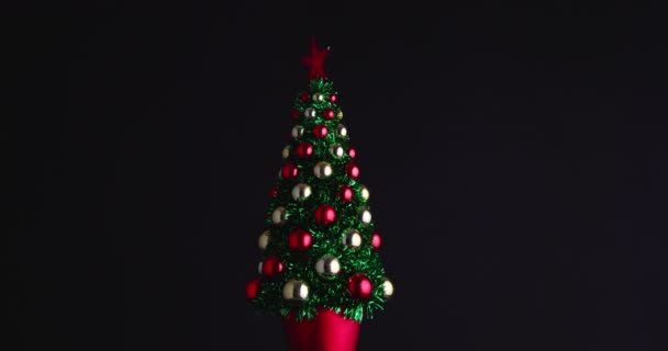 Árvore Natal Decorada Com Bolas Estrela Cintilante Fundo Preto — Vídeo de Stock