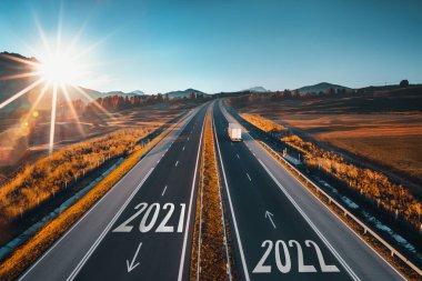 Güzel güneşli bir günde 2022 yılına kadar açık yolda araba sürmek. Hava görünümü