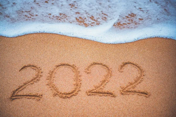 Feliz Ano Novo 2022 Conceito Letras Areia Praia Nascente Mar — Fotografia de Stock