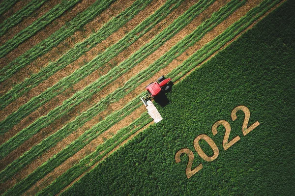 2022 Šťastný Nový Rok Koncept Červené Traktory Sekání Zelené Pole — Stock fotografie