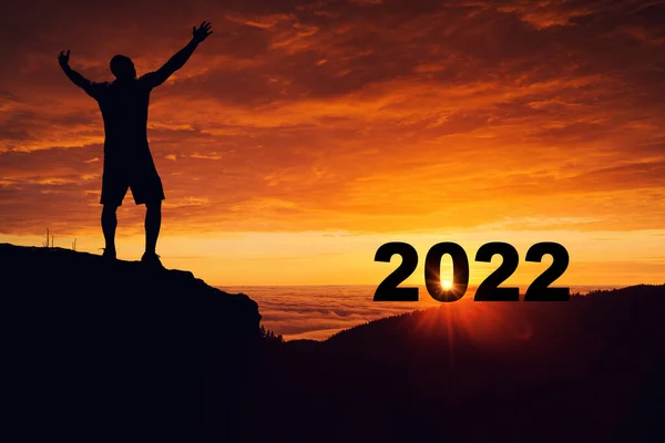 Männersilhouette Auf Dem Berggipfel Beobachtet Den Sonnenaufgang Des Jahres 2022 — Stockfoto