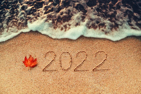 祝2022年新年快乐 在海滩上写信 海上日出 — 图库照片