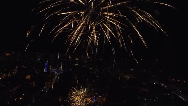Vista Aérea Nocturna Ciudad Celebración Con Fuegos Artificiales Multicolores Llamas — Vídeos de Stock