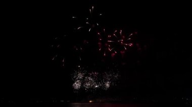 Havai fişekler gökyüzünde parlıyor, kutlama konseri, noel gecesi, 2022 yılbaşı gecesi.