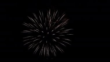 Havai fişekler gökyüzünde parlıyor, kutlama konseri, Noel gecesi, yeni yıl arifesi 2022. Ses videosu