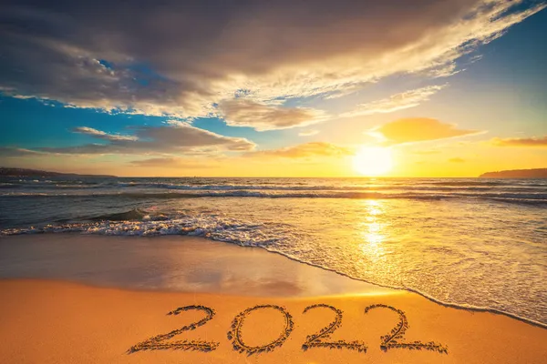 Szczęśliwego Nowego Roku 2022 Koncepcja Liternictwo Plaży Tekst Pisany Plaży — Zdjęcie stockowe