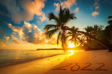 Mutlu yıllar 2022 konsepti, plajda yazı yazmak. Deniz doğumu. Punta Cana