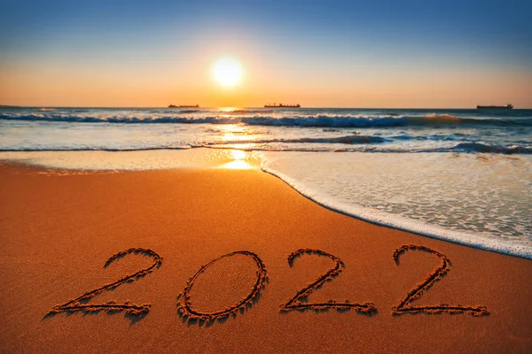 Gelukkig Nieuwjaar 2022 Concept Belettering Het Strand Zonsopgang — Stockfoto