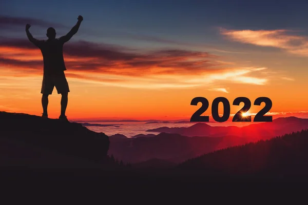 Człowiek Sylwetka Szczycie Góry Oglądając Wschód Słońca 2022 Roku Podczas — Zdjęcie stockowe