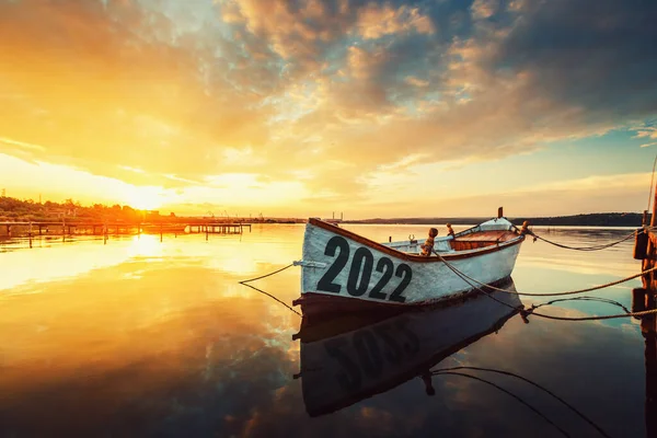 2022 Koncept Fiskebåt Varna Sjö Med Spegling Vattnet Vid Solnedgången — Stockfoto