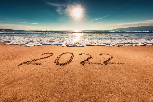 Gelukkig Nieuwjaar 2022 Concept Belettering Het Strand Zonsopgang — Stockfoto