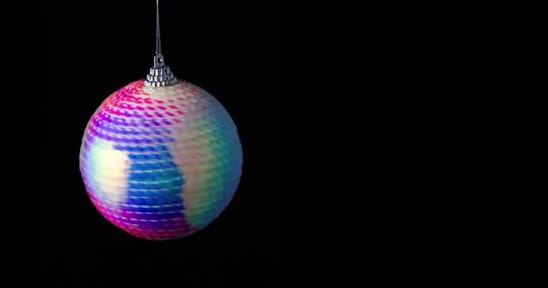 多色光沢のあるクリスマスボール上の黒の背景ビデオ — ストック動画