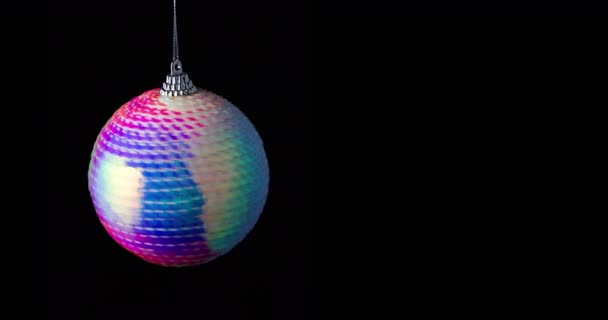 Multicolore Brillant Boule Noël Sur Fond Noir Vidéo — Video