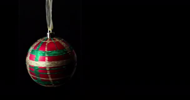 彩色红发亮的圣诞球在黑色背景视频上 — 图库视频影像