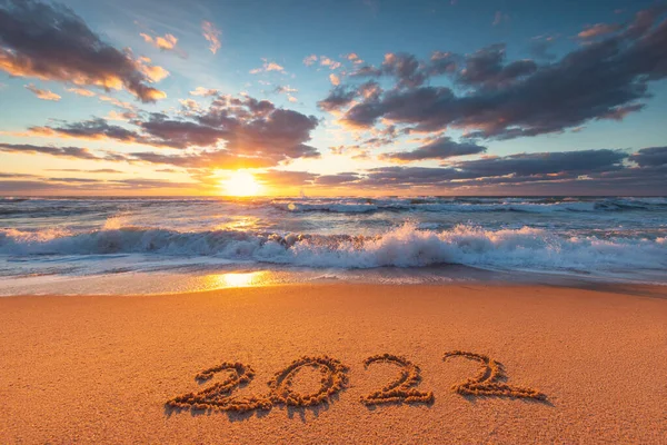 Año 2022 Texto Escrito Arena Playa Dramático Amanecer Sobre Mar — Foto de Stock