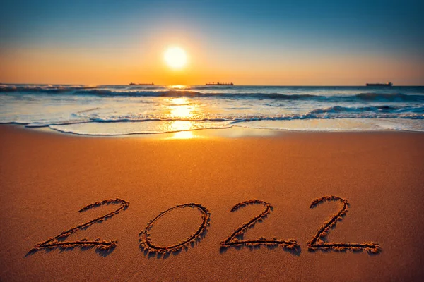 Gelukkig Nieuwjaar 2022 Tekst Belettering Het Strand Zand Zonsopgang — Stockfoto