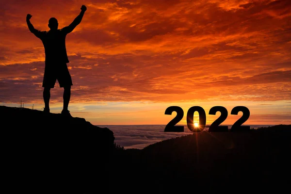 Мужской Силуэт Вершине Горы Смотрит Восход Солнца Празднует 2022 Новый — стоковое фото