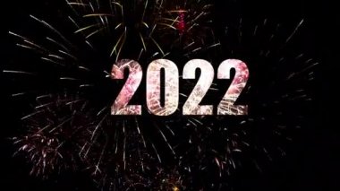 Mutlu yıllar 2022. Gökyüzünde çok renkli arka planda havai fişekler parlıyor