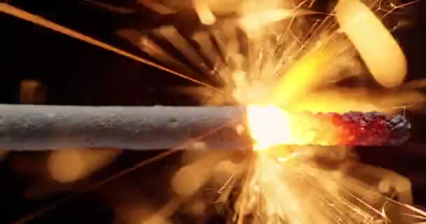 Feu Artifice Scintillant Brûlant Avec Des Braises Chaudes Sur Fond — Video