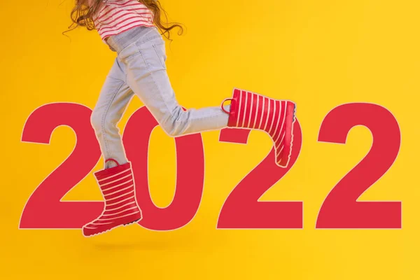 2022 Conceito Menina Com Botas Borracha Vermelha Para Chuva Sobre — Fotografia de Stock