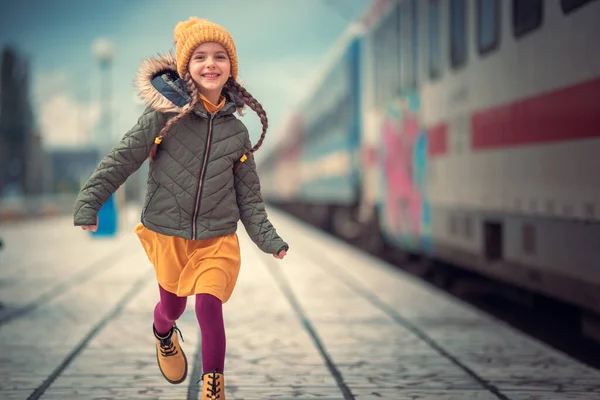 Ευτυχισμένο Μικρό Κορίτσι Ταξιδιώτη Σακίδιο Στο Σιδηροδρομικό Σταθμό Παιδί Ταξιδιώτη — Φωτογραφία Αρχείου