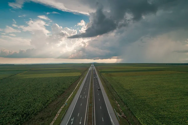 Condução Estrada Aberta Belo Dia Nublado Vista Aérea — Fotografia de Stock