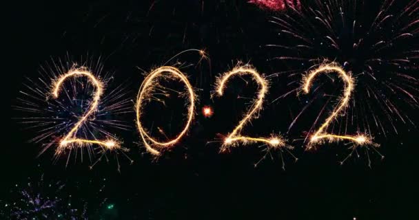 Feliz Año Nuevo 2022 Escrito Con Chispa Fuegos Artificiales Cielo — Vídeos de Stock