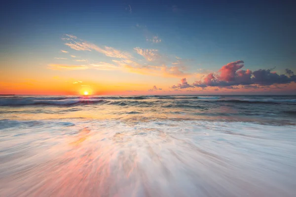 Beautiful Cloudscape Sea Waves Beach Sand Sunrise – stockfoto
