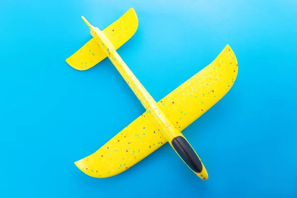 Желтый Самолет Игрушки Изолированы Синем Фоне — стоковое фото