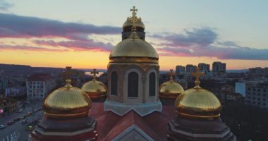Bulgaristan 'ın Varna kentindeki Varsayımın Katedrali ve 4k video klibinde renkli günbatımı hava manzarası