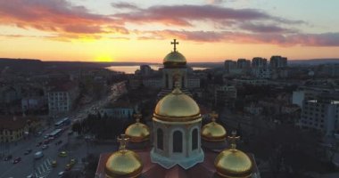 Bulgaristan 'ın Varna kenti ve havadan gün batımı manzarası Varsayım Katedrali, şehir merkezi ve deniz