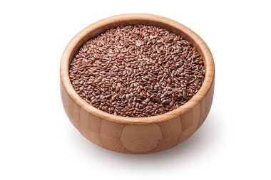 Kahverengi keten tohumu, keten tohumu veya keten tohumu ahşap kasede izole edilmiş beyaz grupta.