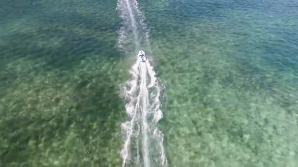Velocidad Barco Motor Navegando Agua Del Océano Hacia Parque Acuático — Vídeo de stock