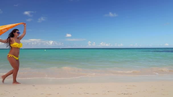 Szczęśliwa Kobieta Żółtym Szaliku Tropikalnej Plaży Relaks Egzotycznej Wyspie — Wideo stockowe