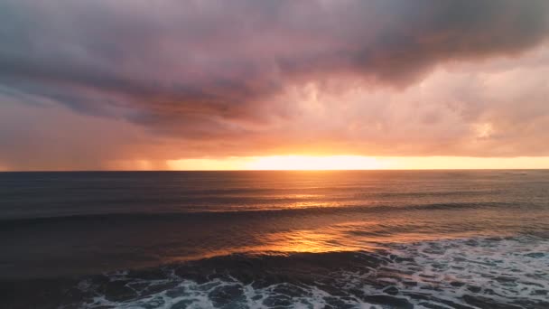 Морський Пляж Повітряний Вид Морських Хвиль Драматичних Хмар Повільне Відео — стокове відео