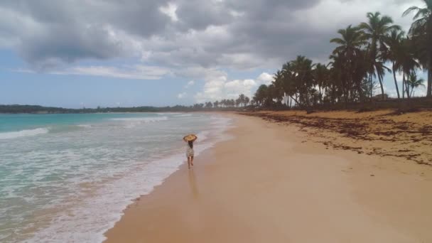 Дівчина Гуляє Пляжі Тропічного Раю Пальмами Океанськими Хвилями Махаючи Шарфом — стокове відео