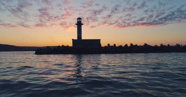 Faro Costiero Drammatico Tramonto Sul Mare Sull Acqua Ondulata Video — Video Stock